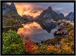 Norwegia, Lofoty, Morze, Góry, Chmury, Jesień, Drzewa, Wieś, Reine, Domy