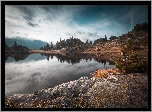 Jezioro Lac Achard, Skały, Odbicie, Ośrodek Chamrousse, Miejscowość Livet et Gavet, Departament Isere, Francja