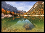 Włochy, Jezioro Pragser Wildsee, Góry, Dolomity, Jesień, Drzewa, Odbicie