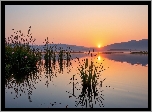 Jezioro, Szuwary, Trawy, Odbicie, Zachód słońca, Góry