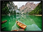 Włochy, Jezioro Pragser Wildsee, Tyrol, Góry, Dolomity, Pomost, Łódki