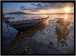 Jezioro Ziuratkul, Łódki, Promienie słońca, Park Narodowy Ziuratkul, Obwód czelabiński, Rosja