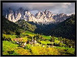 Włochy, Góry Dolomity, Masyw Odle, Dolina Val di Funes, Wieś Santa Maddalena, Lasy, Domy