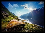 Norwegia, Park Narodowy Jotunheimen, Góry Jotunheimen, Jezioro Gjende, Brzeg, Łódź