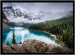 Park Narodowy Banff, Jezioro, Moraine Lake, Drzewa, Lasy, Ośnieżone, Góry, Mgła, Chmury, Skały, Kamienie, Alberta, Kanada