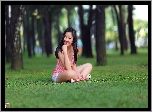 Park, Trawa, Brunetka, Uśmiech