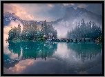 Park Narodowy Yoho, Jezioro Emerald Lake, Dom, Most, Góry, Las, Mgła, Chmury, Prowincja Kolumbia Brytyjska, Kanada
