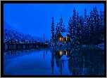 Park Narodowy Yoho, Jezioro, Emerald Lake, Dom, Oświetlony, Most, Góry, Las, Drzewa, Prowincja Kolumbia Brytyjska, Kanada