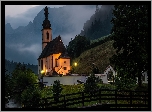 Park Narodowy Berchtesgaden, Ramsau bei Berchtesgaden, Góry, Alpy, Oświetlony, Kościół św Sebastiana, Drzewa, Rzeka Ramsauer Ache, Most, Bawaria, Niemcy