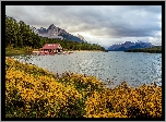 Kanada, Park Narodowy Jasper, Prowincja Alberta, Jezioro Maligne, Góry, Lasy, Przystań, Łódki, Jesień