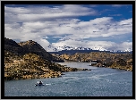 Jezioro Lake Pehoe, Jacht, Park Narodowy Torres del Paine, Góry Cordillera del Paine, Chile