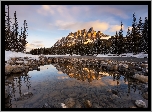 Kanada, Alberta, Góry, Canadian Rockies, Góra, Castle Mountain, Rzeka, Bow River, Kamienie, Las, Drzewa, Chmury, Zima, Park Narodowy Banff