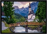 Park Narodowy Berchtesgaden, Ramsau bei Berchtesgaden, Góry, Alpy, Kościół św Sebastiana, Drzewa, Rzeka, Ramsauer Ache, Most, Bawaria, Niemcy