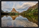 Park Narodowy Glacier, Góry, Góra, Sinopah Mountain, Jezioro, Two Medicine Lake, Drzewa, Odbicie, Chmury, Stan Montana, Stany Zjednoczone