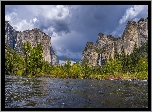 Stany Zjednoczone, Kalifornia, Park Narodowy Yosemite, Góry, Niebo, Chmury, Rzeka, Merced River, Drzewa