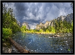 Stany Zjednoczone, Kalifornia, Park Narodowy Yosemite, Góry, Niebo, Chmury, Rzeka, Merced River, Drzewa