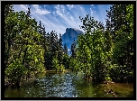 Góry, Szczyt Half Dome, Rzeka, Merced River, Drzewa, Park Narodowy Yosemite, Kalifornia, Stany Zjednoczone