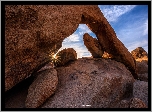 Skały, Formacja Arch Rock, Niebo, Promienie słońca, Park Narodowy Joshua Tree, Stan Kalifornia, Stany Zjednoczone