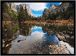 Stany Zjednoczone, Stan Kalifornia, Park Narodowy Yosemite, Dolina Valley, Drzewa, Góry, Kamienie, Odbicie, Chmury