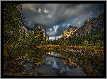 Stany Zjednoczone, Stan Kalifornia, Park Narodowy Yosemite, Góry, Ciemne, Chmury, Las, Drzewa, Rzeka Merced