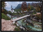 Park Narodowy Berchtesgaden, Ramsau bei Berchtesgaden, Góry Alpy, Kościół św. Sebastiana, Rzeka Ramsauer Ache, Most, Bawaria, Niemcy