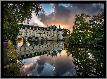 Zamek, Chateau de Chenonceau, Park, Rzeka Cher, Odbicie, Ścieżka, Drzewa, Chmury, Zachód słońca, Francja