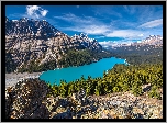 Park Narodowy Banff, Jezioro Peyto Lake, Skały, Góry, Las, Drzewa, Chmury, Prowincja Alberta, Kanada