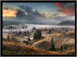 Płaskowyż, Seiser Alm, Dolina Val Gardena, Góry Sassolungo, Włochy, Dolomity, Mgła, Domy, Jesień