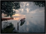 Jezioro Pleshcheyevo, Łódka, Drzewa, Chmury, Obwód jarosławski, Rosja