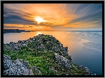 Zachód słońca, Morze, Skały, Trawa, Przylądek, Pointe du Raz, Bretania, Francja