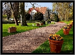 Polska, Gdańsk, Park Oliwski im. Adama Mickiewicza, Alejka, Donice, Kwiaty, Budynek, Drzewa, Zieleń