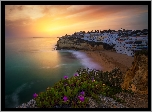 Portugalia, Carvoeiro, Region Algarve, Morze, Wybrzeże, Kwiaty, Domy, Zachód słońca