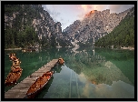 Włochy, Jezioro Pragser Wildsee, Lago di Braies, Góry, Dolomity, Pomost, Łódki