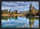 Jezioro Lago Federa, Prowincja Belluno, Włochy, Góry Dolomity, Schronisko, Dom, Drzewa, Jesień, Odbicie