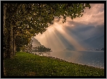 Jezioro Como, Góry, Drzewa, Domy, Przebijające światło, Ogród Villa Melzi, Bellagio, Włochy