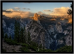 Stany Zjednoczone, Kalifornia, Park Narodowy Yosemite, Punk widokowy, Washburn Point, Góry, Half Dome, Drzewa, Zachód słońca