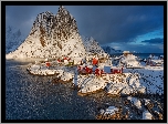 Norwegia, Lofoty, Wyspa Moskenesoya, Wioska Reine, Czerwone, Domki, Góry, Chmury, Zima Zima