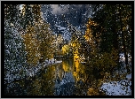 Jesień, Drzewa, Rzeka, Merced River, Park Narodowy Yosemite, Śnieg, Góry, Stan Kalifornia, Stany Zjednoczone