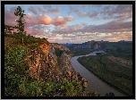 Rzeka Indygirka, Góry, Skały, Drzewa, Jakucja, Republika Sacha, Rosja