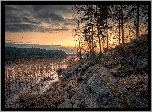 Zachód słońca, Jezioro Ładoga, Skały, Drzewa, Chmury, Szuwary, Karelia, Rosja