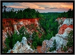 Stany Zjednoczone, Georgia, Providence Canyon, Drzewa, Góry, Skały, Roślinność, Zbocza, Wąwóz, Niebo, Zachód słońca