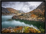 Walia, Park Narodowy Snowdonia, Jezioro Llyn Peris, Jesień, Skały, Roślinność