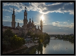Bazylika Nuestra Senora del Pilar, Rzeka Ebro, Promienie słońca, Most, Saragossa, Hiszpania