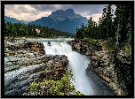 Park Narodowy Jasper, Rzeka, Athabasca River, Skały, Wodospad, Athabasca Falls, Drzewa, Chmury, Kanada