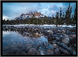 Góry, Canadian Rockies, Góra, Castle Mountain, Rzeka, Bow River, Kamienie, Drzewa, Park Narodowy Banff, Alberta, Kanada