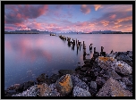 Rzeka, Niebo, Kamienie, Kołki, Zachód słońca, Puerto Natales, Patagonia, Chile