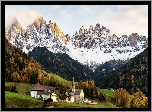 Góry, Dolomity, Dolina Val di Funes, Domy, Wieś, Santa Magdalena, Kościół, Drzewa, Chmury, Włochy