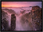 Góry Połabskie, Drzewa, Skały, Zachód słońca, Mgła, Park Narodowy Saskiej Szwajcarii, Niemcy