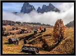 Włochy, Płaskowyż Seiser Alm, Dolina Val Gardena, Góry Sassolungo, Dolomity, Domy, Drzewa, Mgła, Jesień