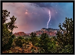 Stany Zjednoczone, Arizona, Sedona, Góra, Bear Mountain, Skały, Drzewa, Chmury, Burza, Błyskawica, Piorun